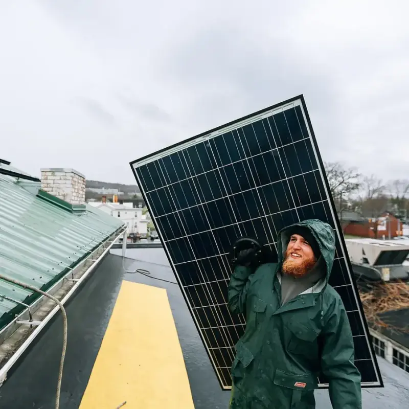 Placas solares instaladas en el tejado de una vivienda unifamiliar