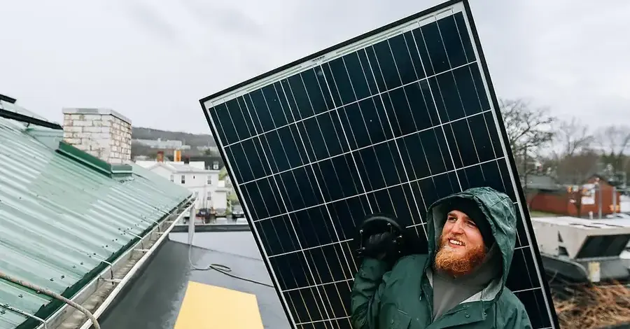 Placas solares instaladas en el tejado de una vivienda unifamiliar