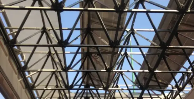 Vivienda con instalación fotovoltaica y jardín