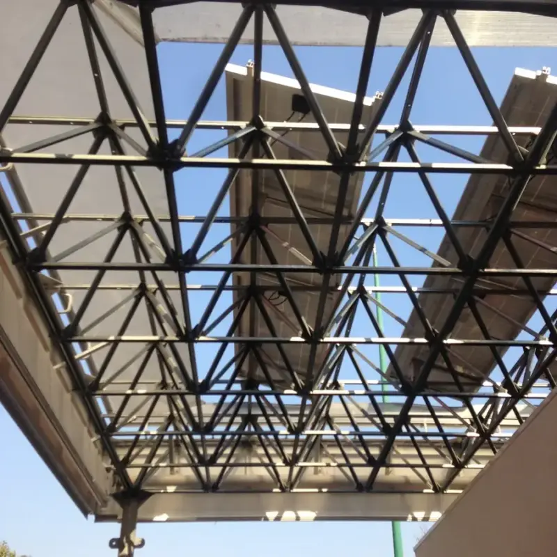 Vivienda con instalación fotovoltaica y jardín