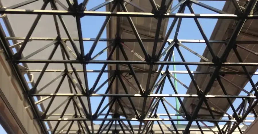 Vivienda con instalación fotovoltaica y jardín
