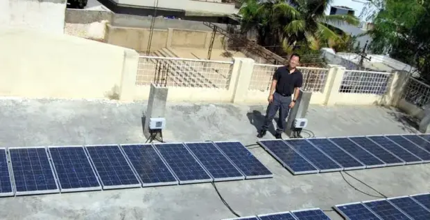 Conjunto de paneles solares sobre una cubierta