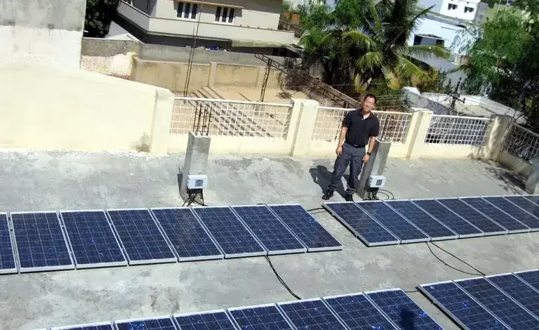 Conjunto de paneles solares sobre una cubierta