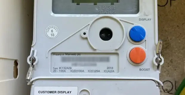 Contador eléctrico digital que registra los excedentes vertidos a la red