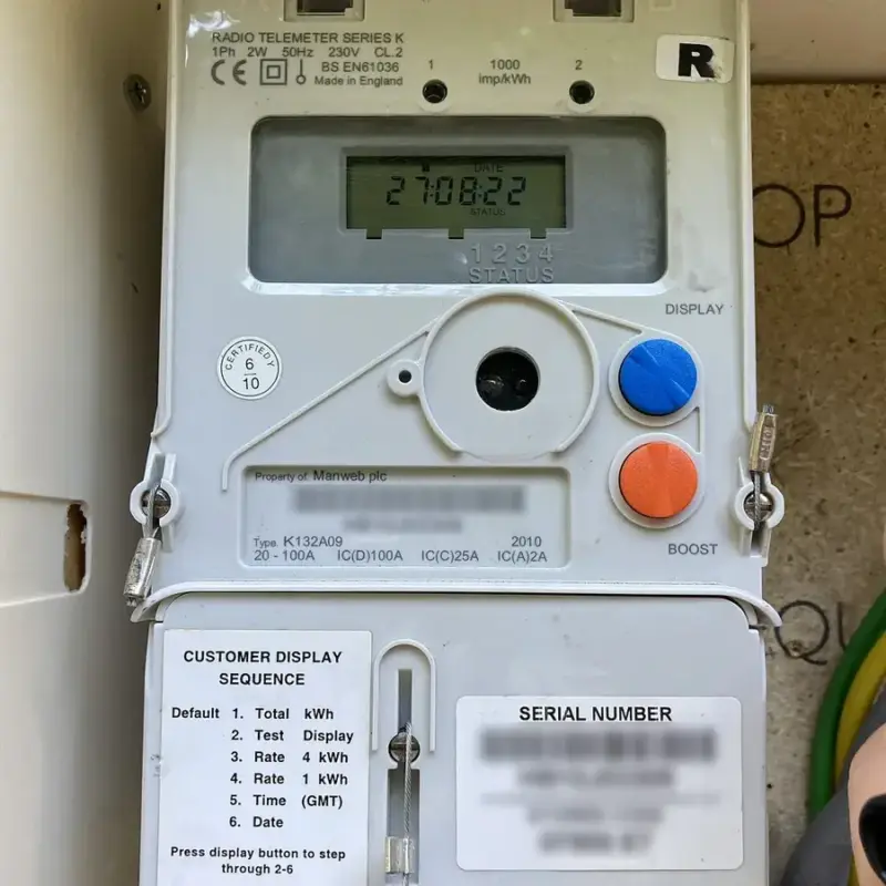 Contador eléctrico digital que registra los excedentes vertidos a la red