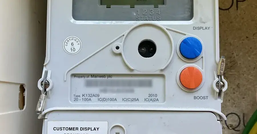 Contador eléctrico digital que registra los excedentes vertidos a la red