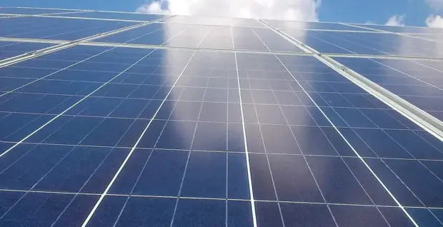 Detalle de las células de un panel fotovoltaico