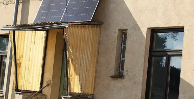 Panel solar instalado en la barandilla de un balcón