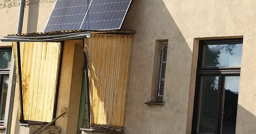 Panel solar instalado en la barandilla de un balcón