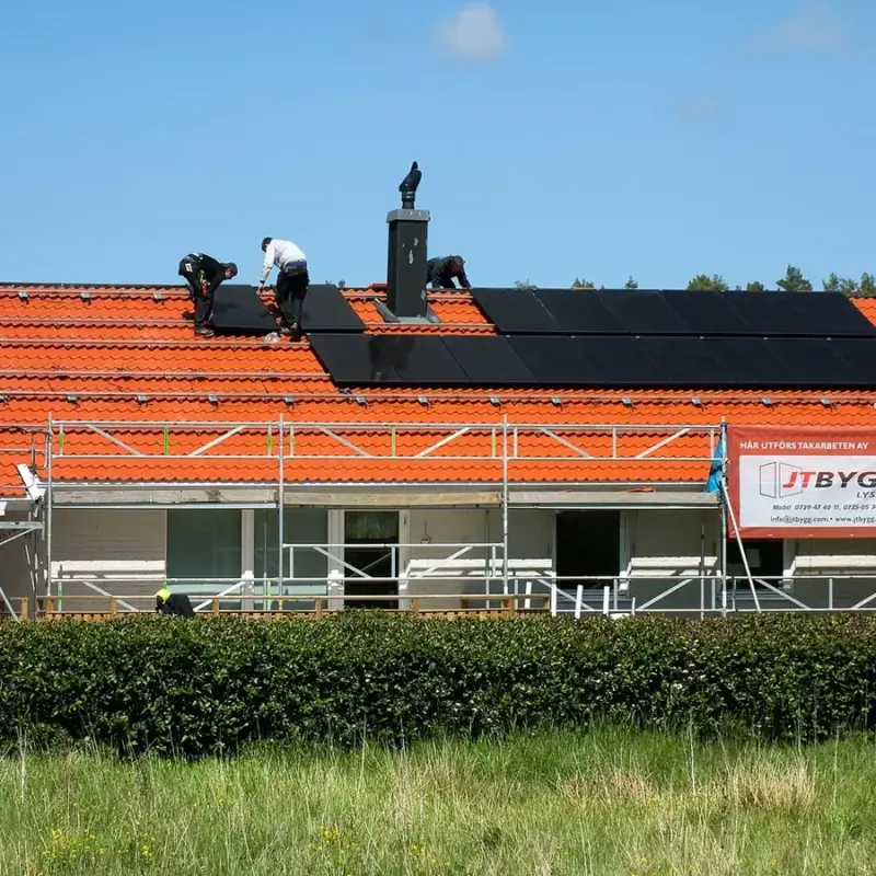 Instalador montando paneles solares sobre una cubierta