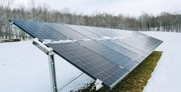 Nieve sobre los paneles solares en invierno