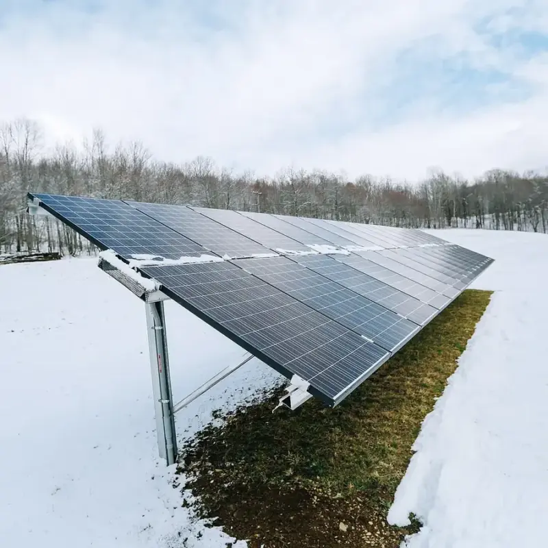 Nieve sobre los paneles solares en invierno