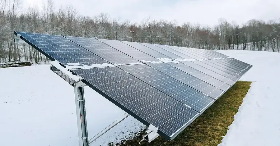Nieve sobre los paneles solares en invierno