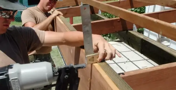 Equipo de instaladores trabajando en una cubierta