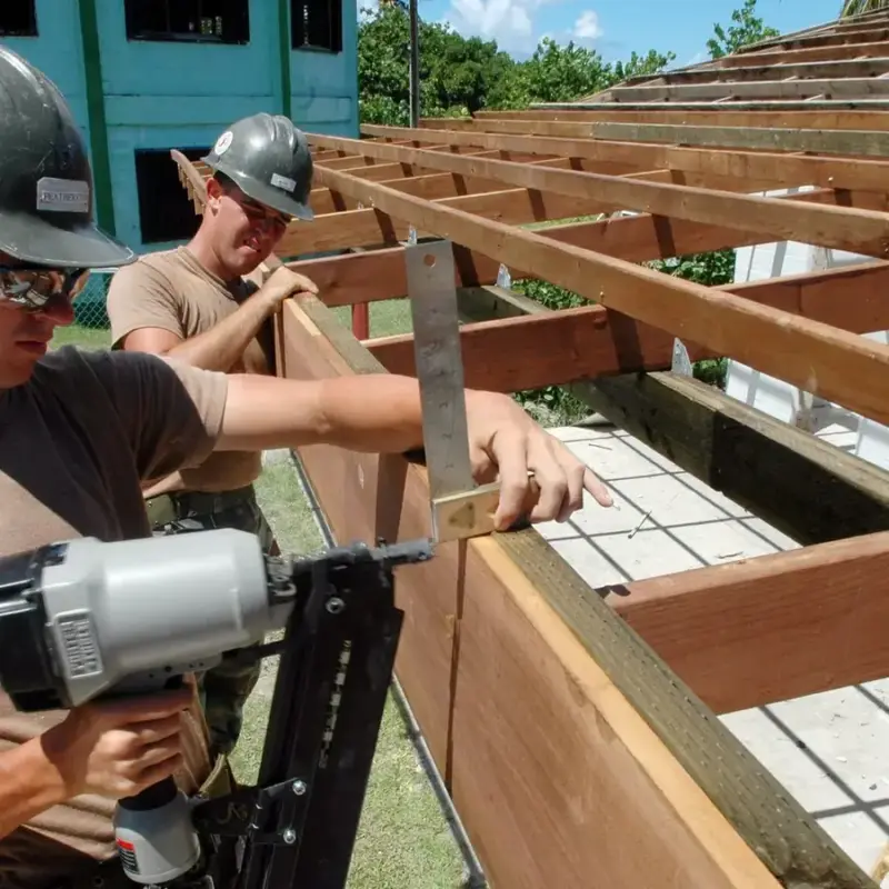 Equipo de instaladores trabajando en una cubierta
