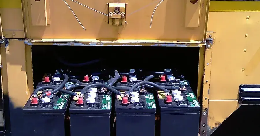 Bancada de baterías de una instalación solar