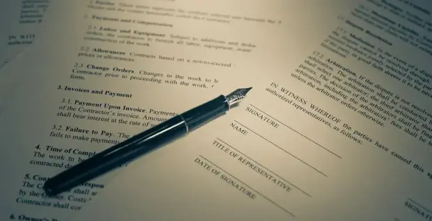 Firma de un contrato de alquiler de instalación solar
