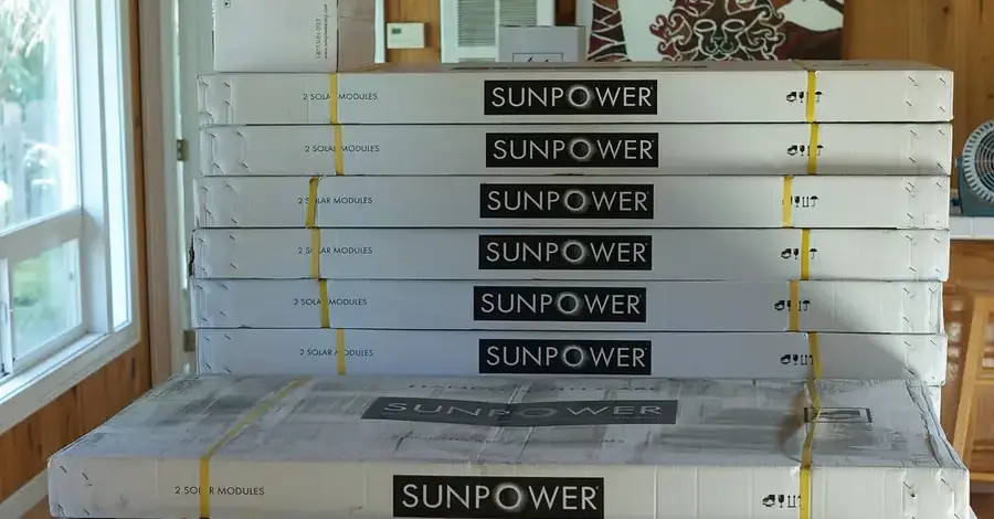 Paneles solares apilados de segunda mano