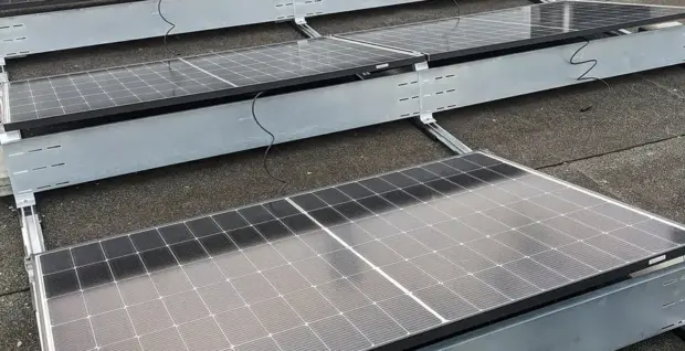 Módulo fotovoltaico de gran potencia durante su instalación