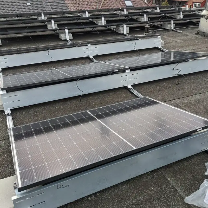 Módulo fotovoltaico de gran potencia durante su instalación