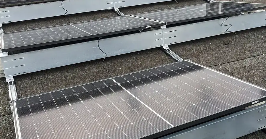 Módulo fotovoltaico de gran potencia durante su instalación