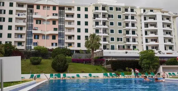 Piscina privada: uno de los consumos que mejor encaja con la producción solar