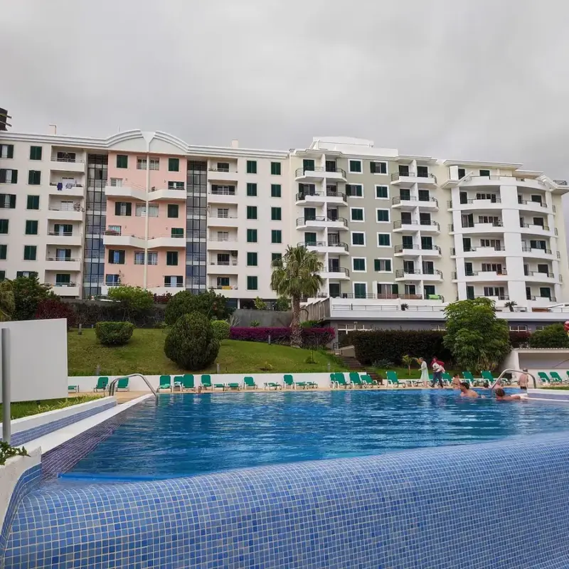 Piscina privada: uno de los consumos que mejor encaja con la producción solar