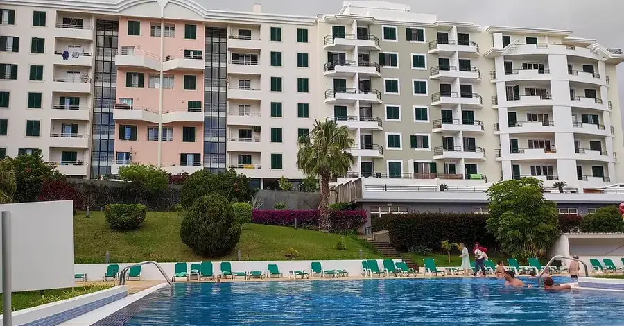 Piscina privada: uno de los consumos que mejor encaja con la producción solar