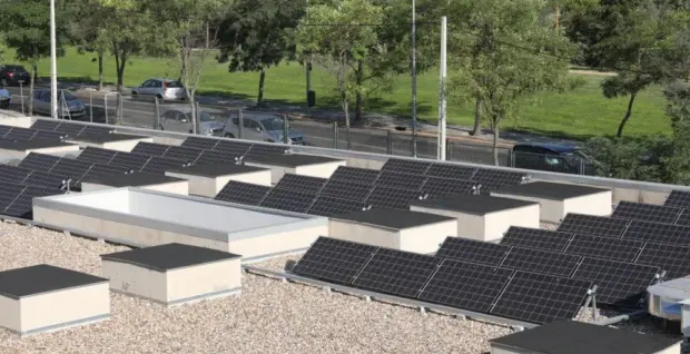 Instalación fotovoltaica sobre la cubierta de un edificio en Madrid
