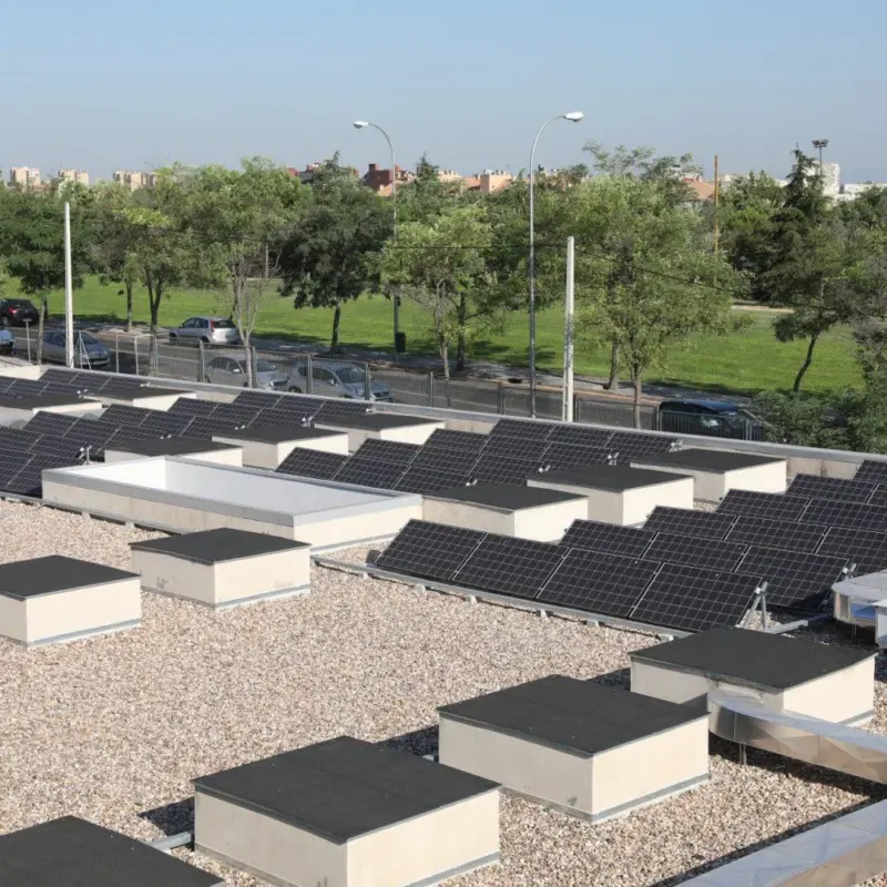Instalación fotovoltaica sobre la cubierta de un edificio en Madrid