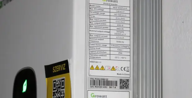 Placa de caracteristicas de un inversor fotovoltaico, donde figura la potencia del equipo
